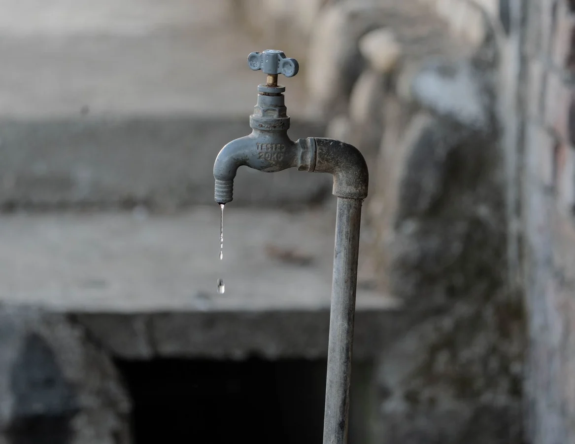Robinet extérieur qui fuit au mur avec trace d eau sur façade et dépannage plomberie