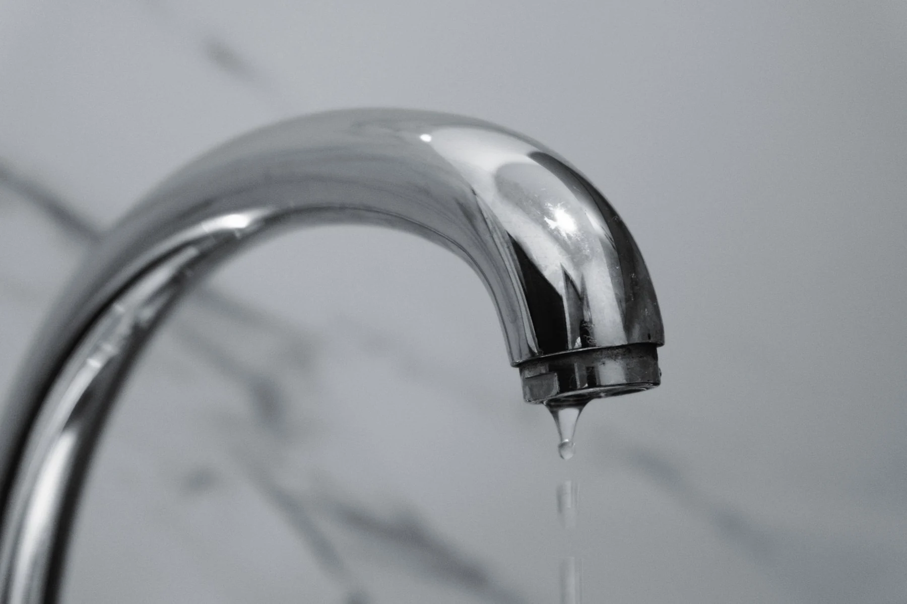 Robinet qui goutte la nuit dans une salle de bain avec dépannage plomberie