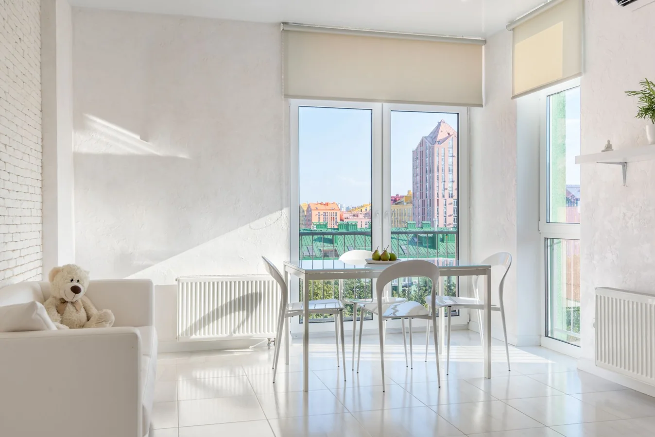 Robinet de radiateur qui fuit dans un appartement avec contrôle de la fuite