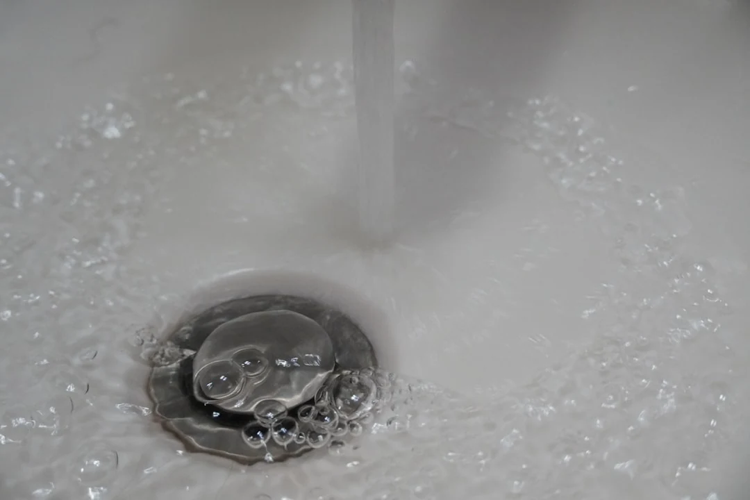Siphon de douche italienne inaccessible bouché avec eau stagnante et dépannage plomberie