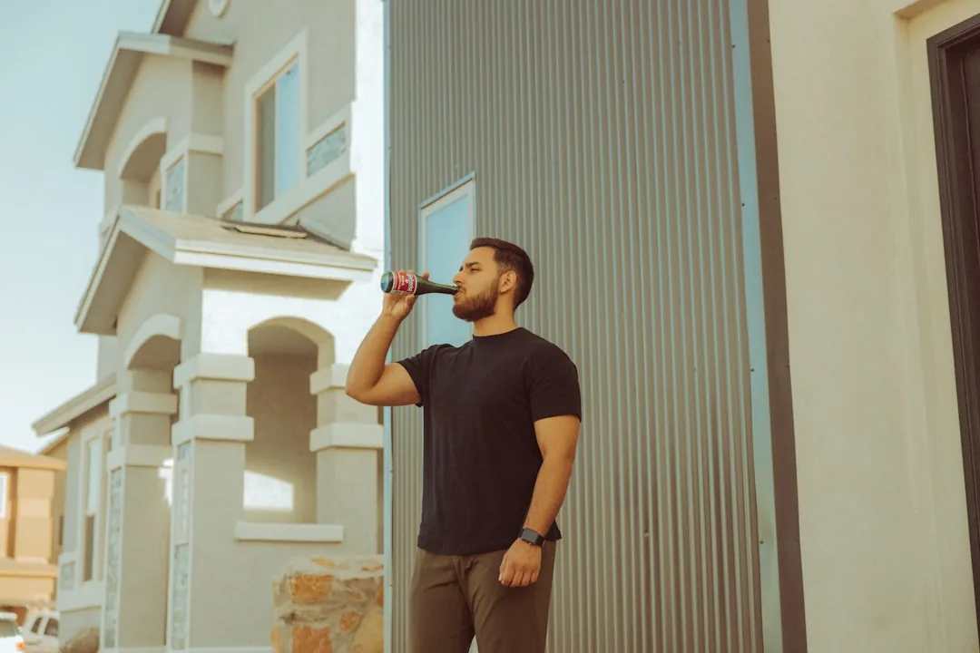 Inspection d'un regard d'eaux usées devant une maison