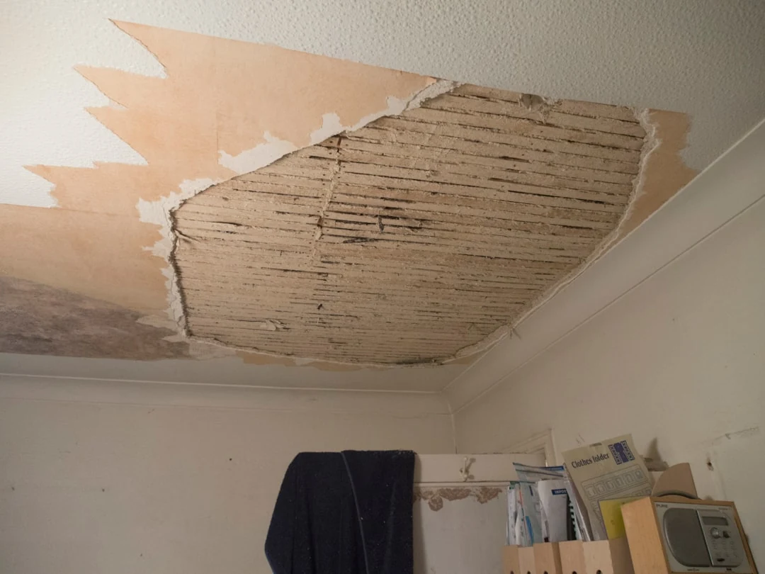 Trace humidité plafond sans goutte avec auréole au plafond et recherche de fuite