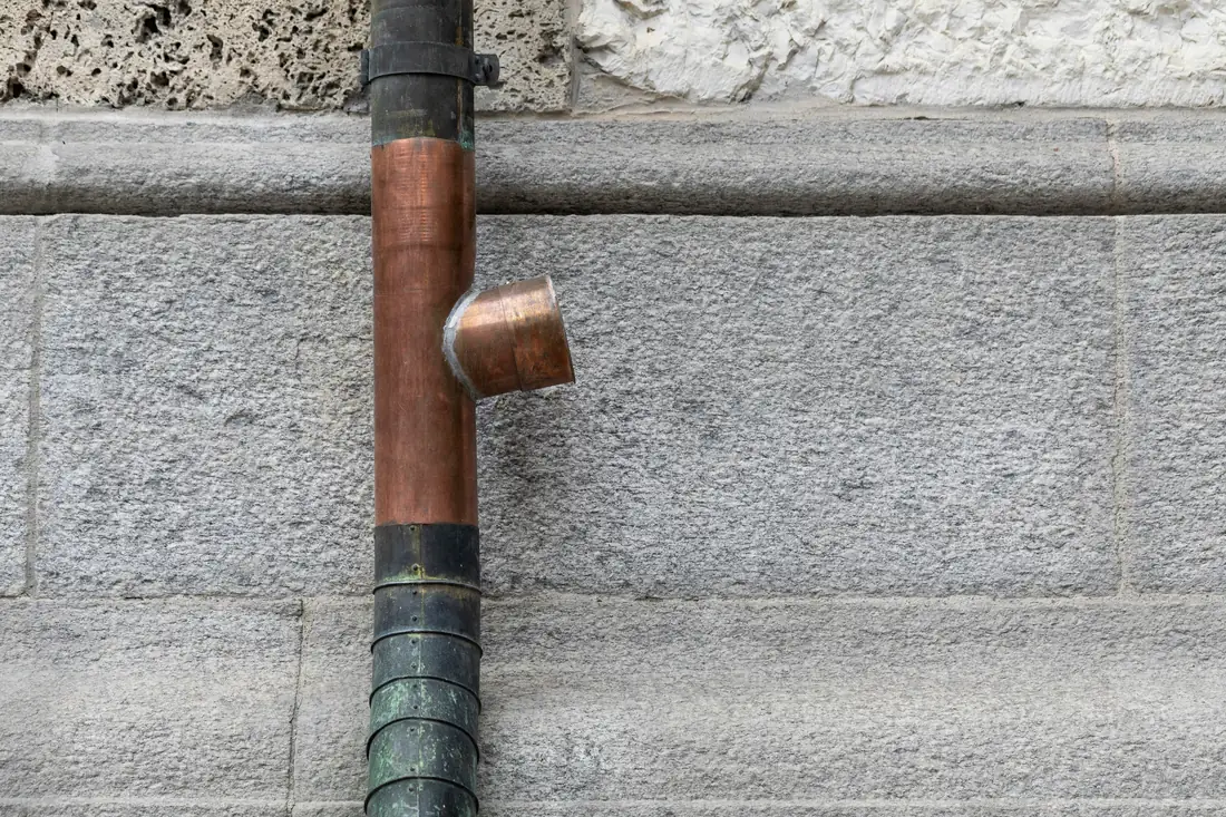 Réparation provisoire sur un tuyau en cuivre avant intervention durable