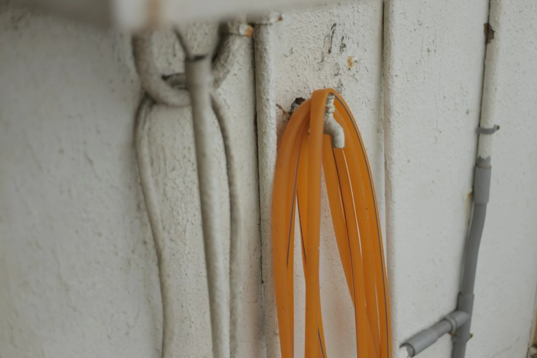 Contrôle du tuyau de vidange et du siphon mural d un lave-linge qui fuit