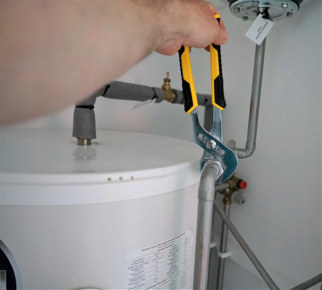 Vase expansion sanitaire près d un chauffe-eau avec goutte et contrôle de pression