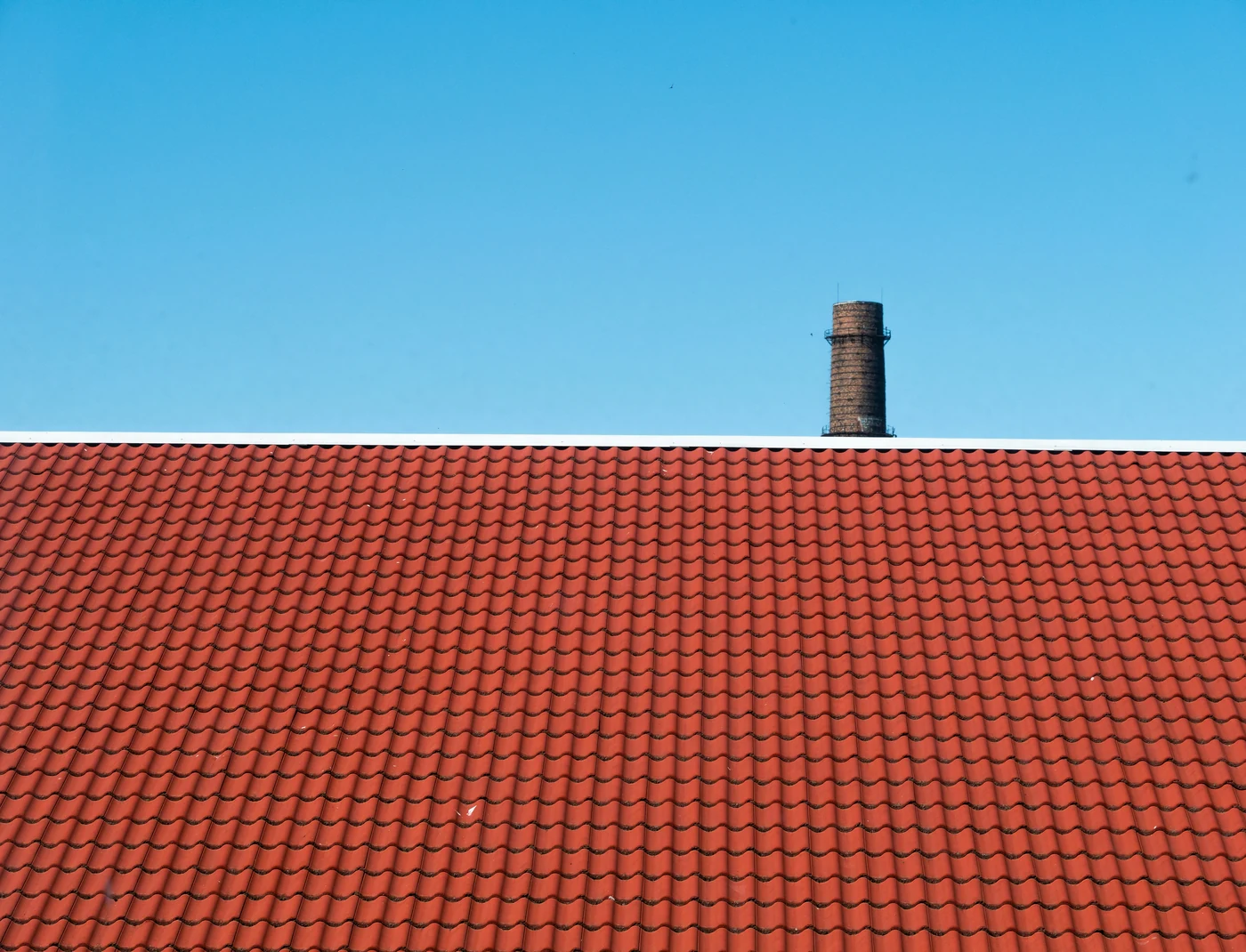 Ventilation primaire bouchée avec tuyaux et évacuation de plomberie à contrôler