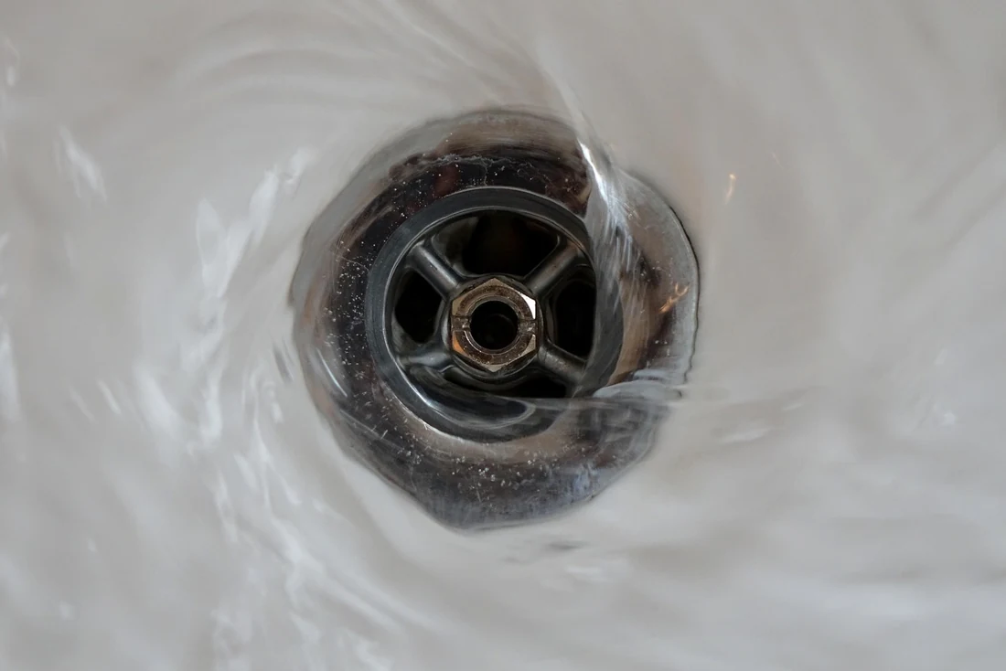 Inspection de l evacuation des toilettes pour un WC bouché