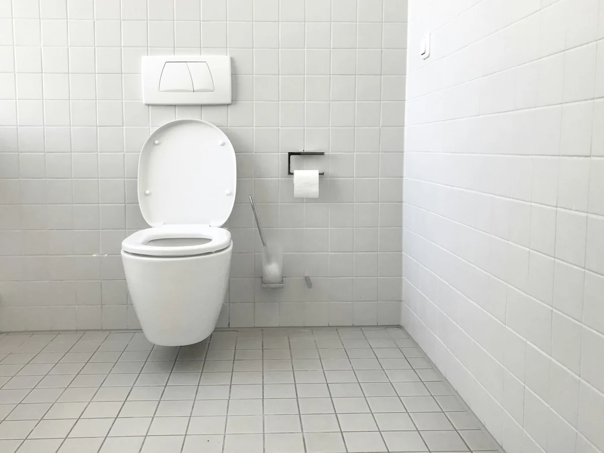 WC dont la cuvette se vide tout seule dans une salle de bain avec intervention de plomberie